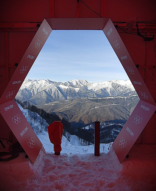 Fotopoint mit Rahmen und Blick auf die verschneite Bergkette