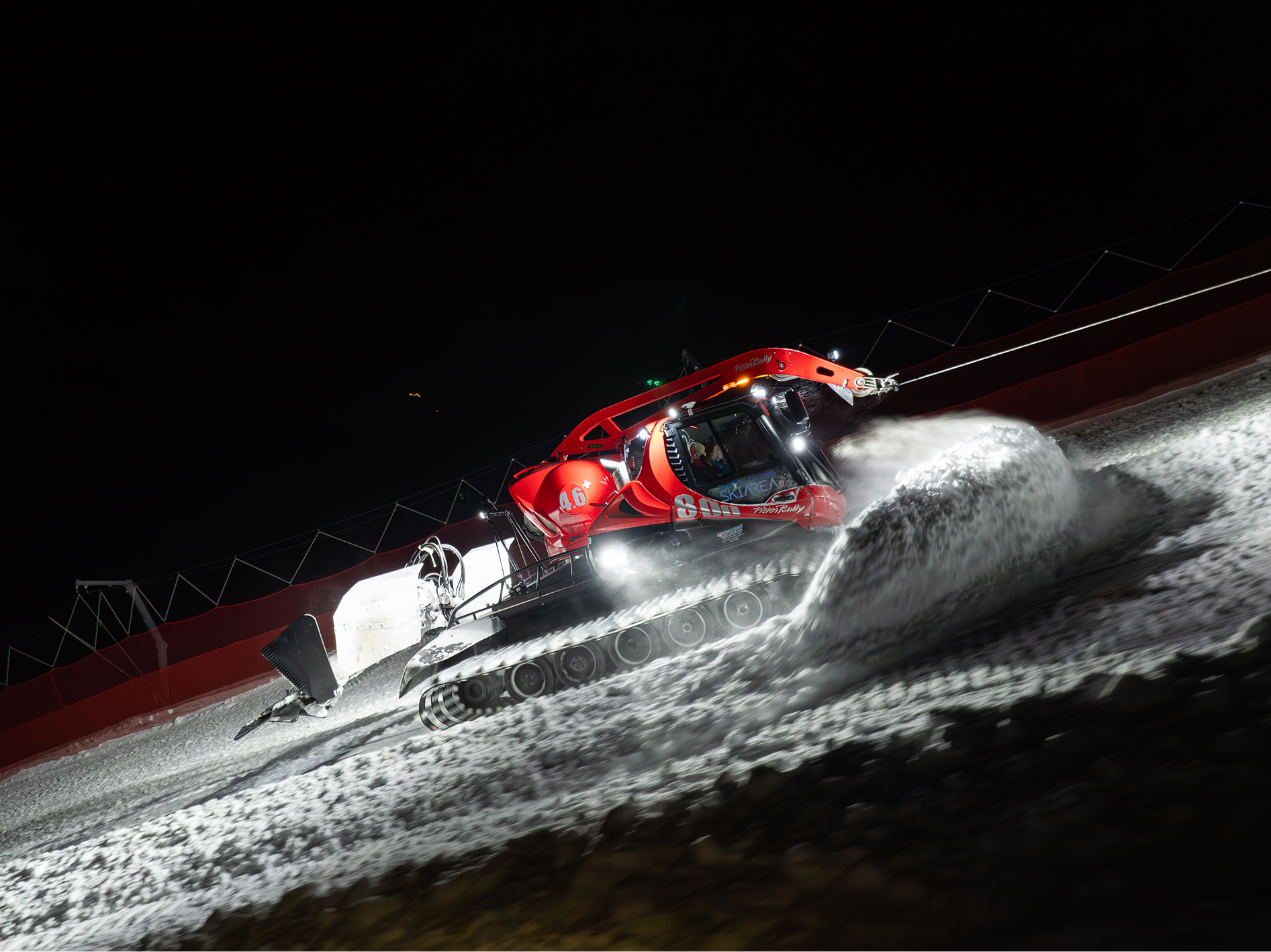 Windenraupe bei Nacht im Seilbetrieb an einer Rennstrecke
