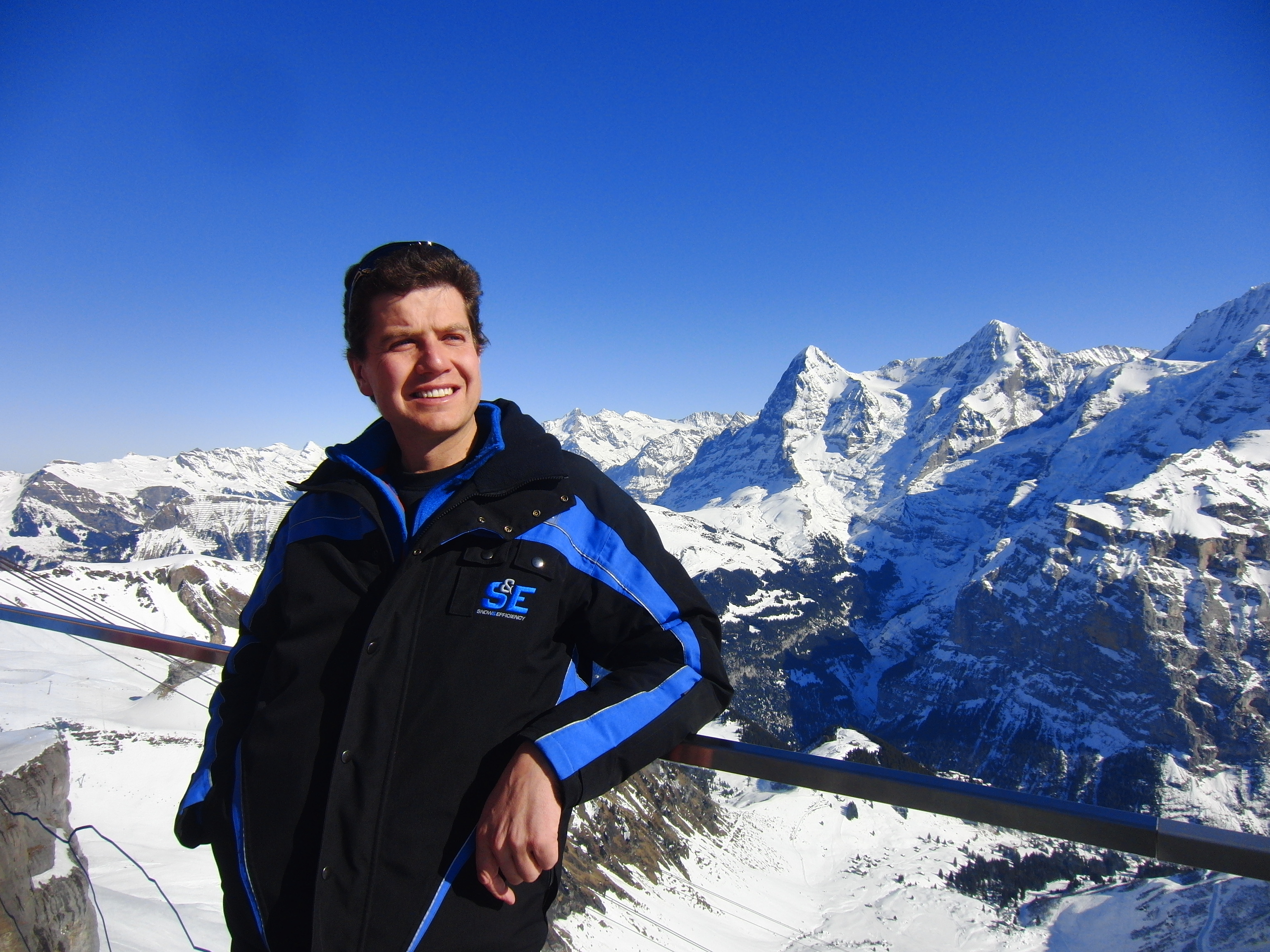 Florian Profanter vor der Bergkulisse eines Skigebiets
