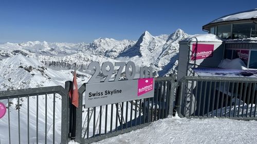 Bergstation mit Aussichtsplattform auf 2970 Metern über einer Schneelandschaft